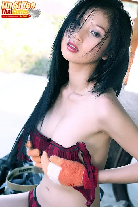 Lin Si Yee: Slim Thai MILF Strips Out of Her Bikini Outdoors – photo 3 of 16