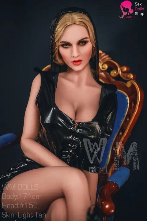 Slim Babe with Enhanced Tits Shows Off Her Thin Waist – photo 18 of 21