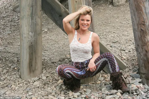 Meet Madden: Blonde MILF Peels Down Her Yoga Pants and Bares Her Ass Outdoors – photo 9 of 15