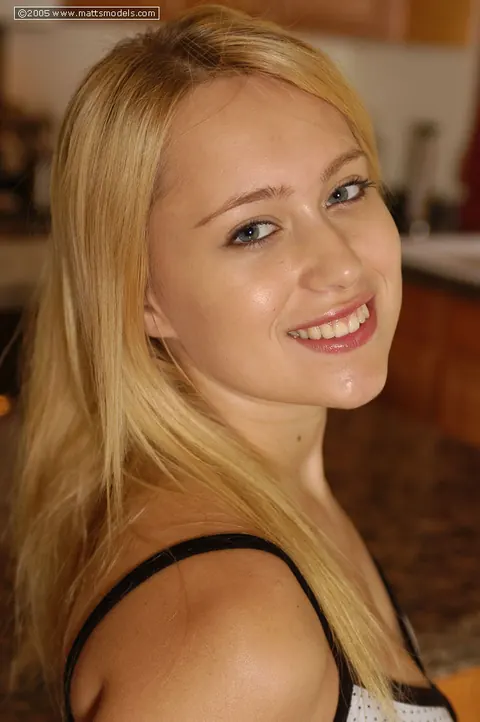 Blonde Woman Spreads Her Pussy in the Kitchen – photo 1 of 16