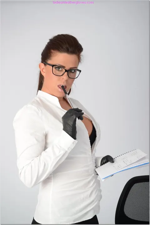 Secretary in Stockings Spreads Her Legs in the Office – photo 1 of 15