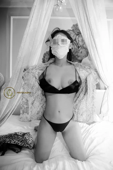 Asian Woman Poses in Black Lingerie for Solo Gallery – photo 16 of 21