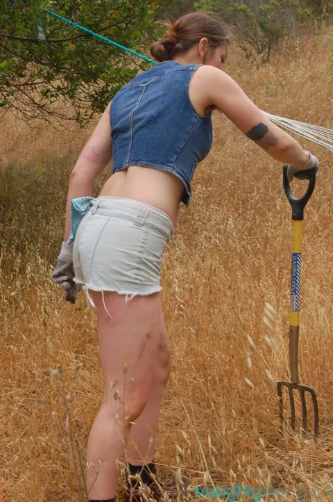 Hairy Women Undress for Outdoor Threesome – photo 1 of 21