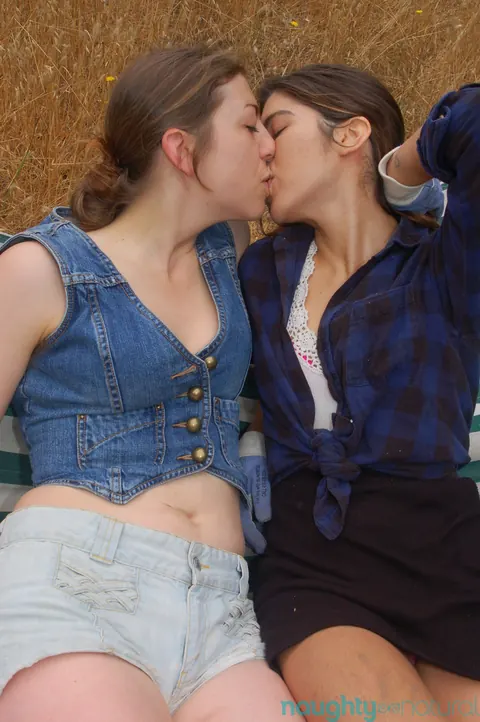 Hairy Women Undress for Outdoor Threesome – photo 3 of 21