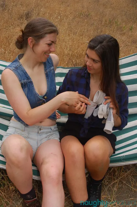 Hairy Women Undress for Outdoor Threesome – photo 4 of 21