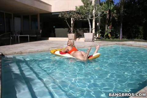 Alexis Texas: Thick Blonde MILF Takes Anal Doggy Style by the Pool – photo 1 of 21