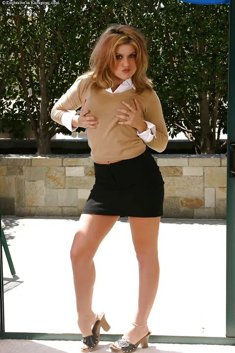 Tyla Winn: Thick Blonde MILF Spreads Her Legs Outdoors in a Skirt – photo 2 of 16