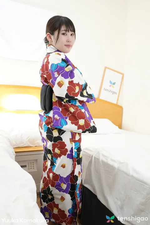 Japanese Brunette Opens Her Kimono to Show Her Hairy Muff – photo 5 of 15