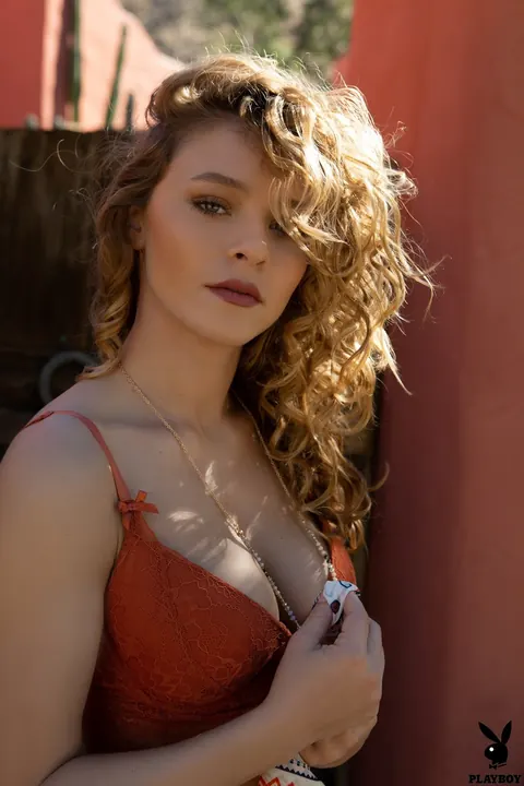 Alice Antoinette: Blonde Strips Out of Her Lingerie and Poses Nude Outdoors – photo 15 of 21