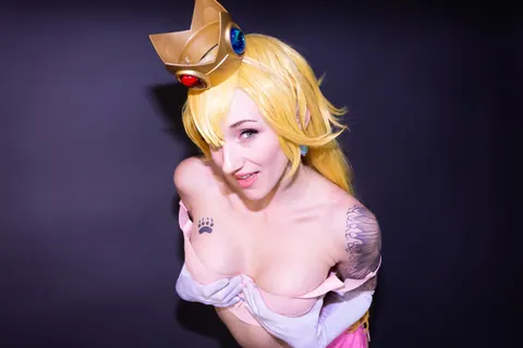 Kitty Quinn: Latina Redhead Reveals Lingerie Under Cosplay Costume – photo 17 of 20
