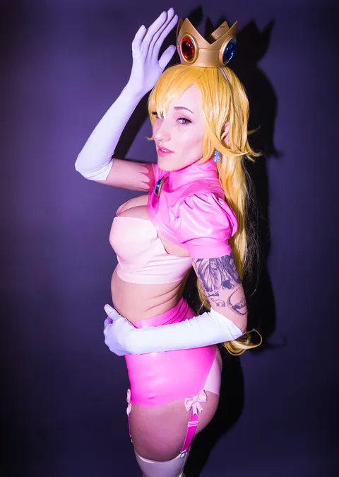 Kitty Quinn: Latina Redhead Reveals Lingerie Under Cosplay Costume – photo 3 of 20