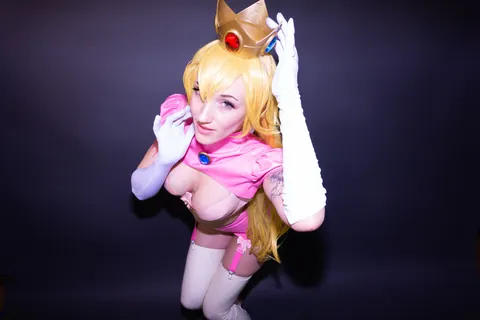 Kitty Quinn: Latina Redhead Reveals Lingerie Under Cosplay Costume – photo 9 of 20