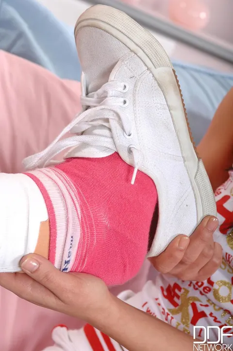 Amabella: Two Short-Haired Brunettes in Socks Lick Pussy and Suck Toes – photo 2 of 21