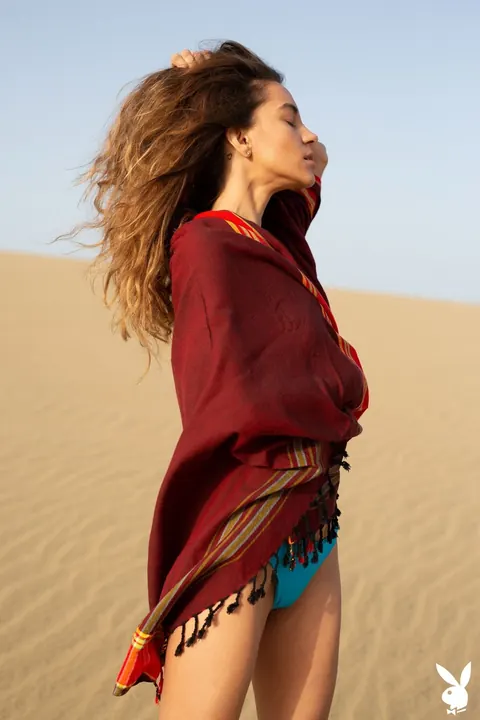 Athletic Woman Strips Nude in the Desert – photo 3 of 21