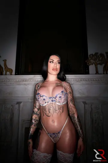 Lacey Jayne – Thick Brunette Shows Off Her Big Tits in Lingerie and Stockings
