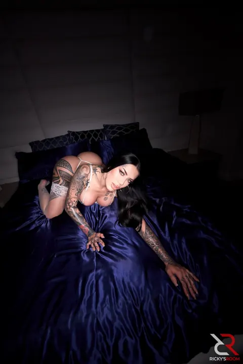 Lacey Jayne: Thick Brunette Shows Off Her Big Tits in Lingerie and Stockings – photo 18 of 20