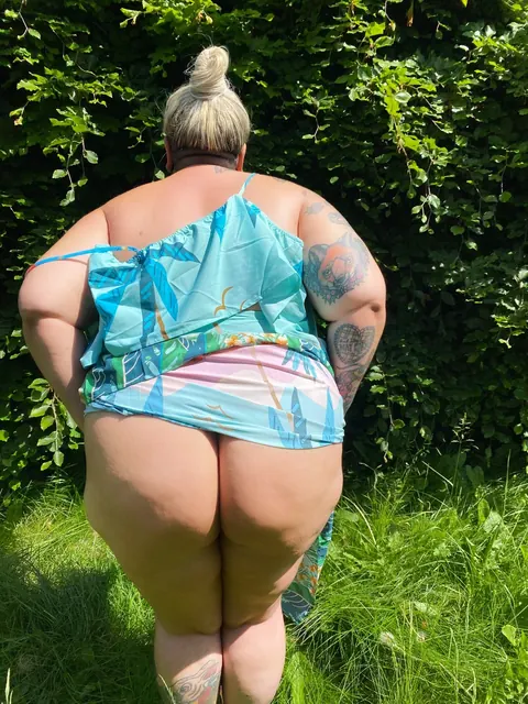Curvy MILF with Big Tits Poses in Glasses Outdoors – photo 13 of 15