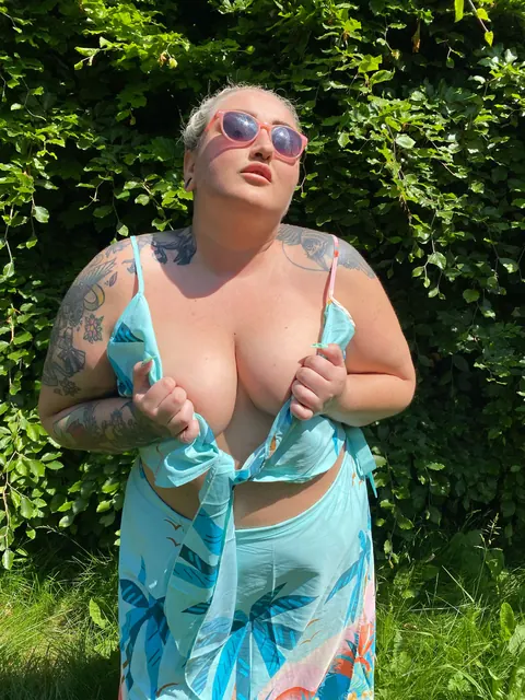 Curvy MILF with Big Tits Poses in Glasses Outdoors – photo 4 of 15