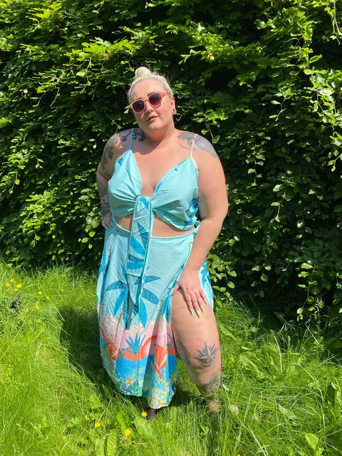 Curvy MILF with Big Tits Poses in Glasses Outdoors – photo 3 of 15