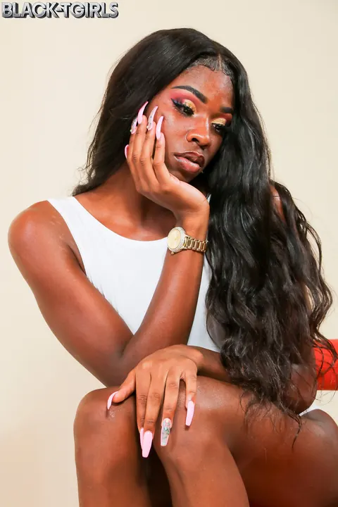 Ebony Trans Woman Strips Out of Her Bikini and Poses Nude – photo 6 of 16