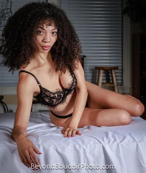 Thick Ebony Woman Poses Nude and Flaunts Her Curves – photo 13 of 16