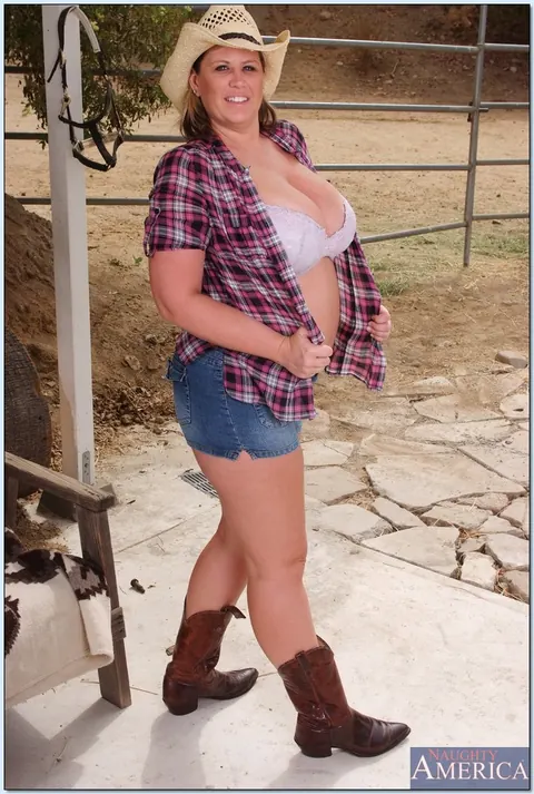 Lisa Sparxxx: Curvy Brunette Strips Out of Her Shorts Outdoors – photo 5 of 16