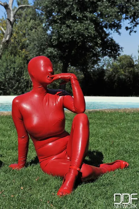 Tall PAWG in Latex Masturbates with a Dildo by the Pool – photo 5 of 21