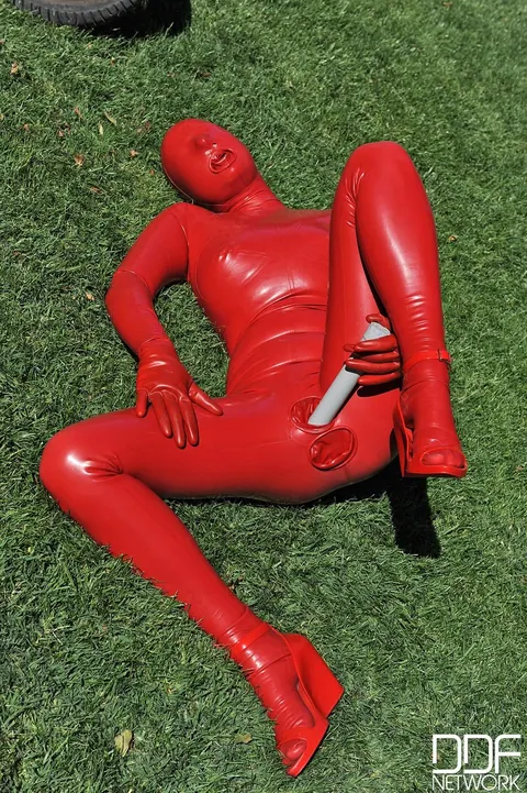 Tall PAWG in Latex Masturbates with a Dildo by the Pool – photo 12 of 21