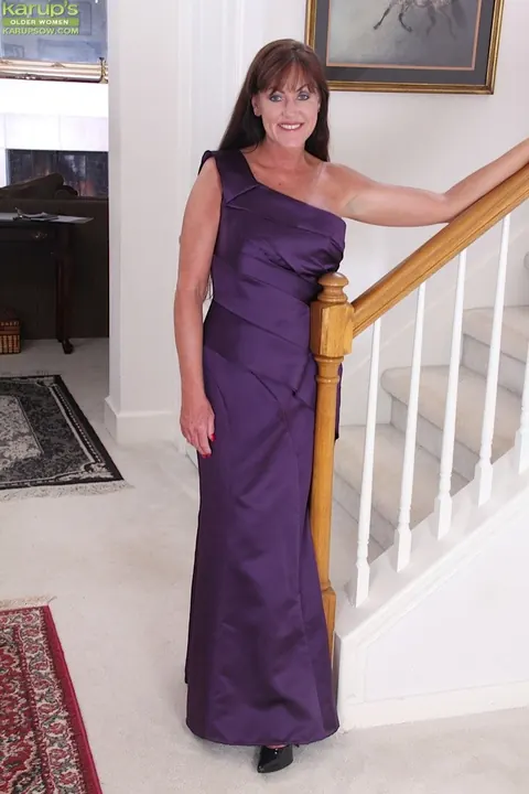 Cynthia Davis: Thick British MILF Strips Out of Her Lingerie and Spreads – photo 2 of 15
