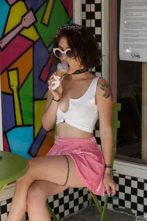Gigi Matthews: Petite Brunette Reveals Her Nipples and Panties Outdoors – photo 3 of 13