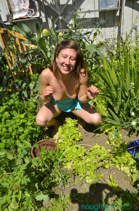Thick MILF Reveals Hairy Armpits and Bushy Pussy Outdoors – photo 7 of 21