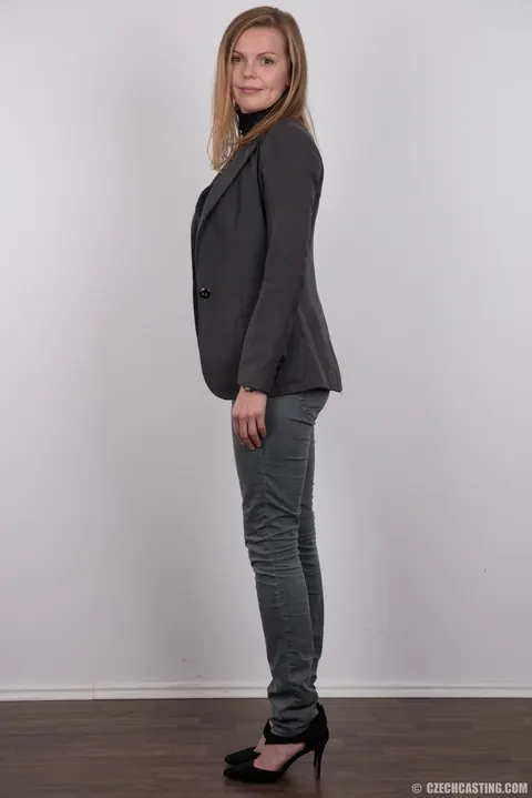 European PAWG in Jeans Shows Her Big Nipples and Round Ass – photo 3 of 20