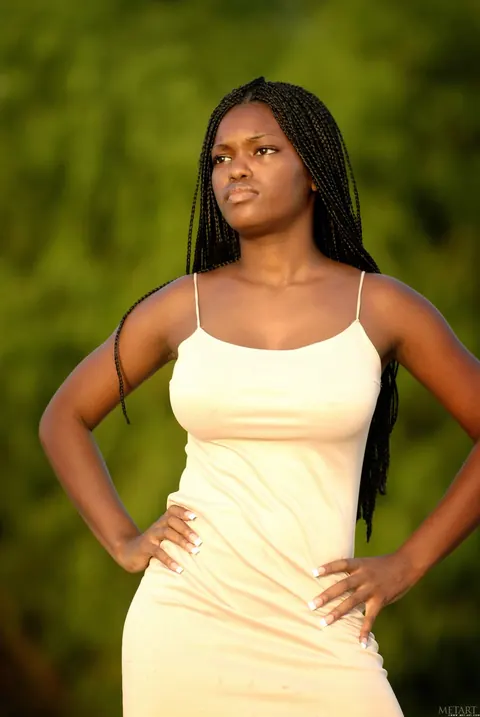 Deserea: Tall Ebony Beauty Bares Her Big Tits on the Beach – photo 1 of 20