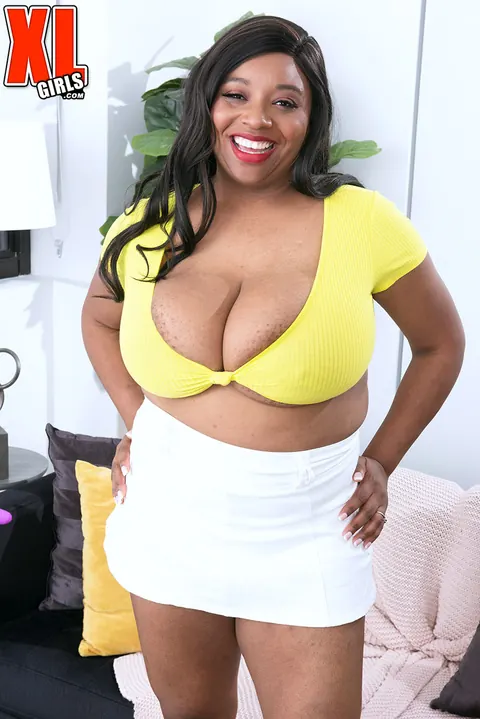 Monica Keyes: Thick Ebony MILF Unleashes Her Massive Tits in a Skirt – photo 3 of 16