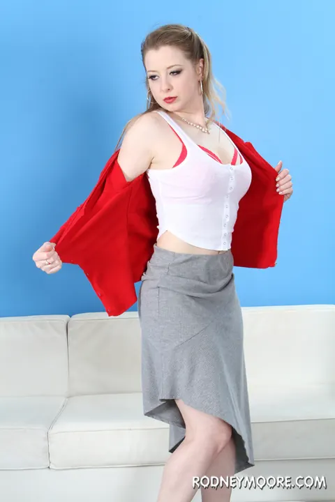 Sunny Lane: Thick Blonde Spreads Her Trimmed Pussy Outdoors in High Heels – photo 4 of 21
