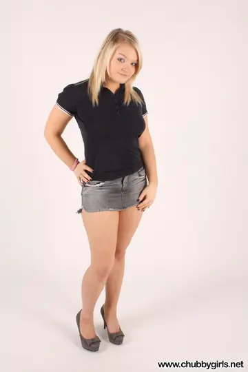 Blonde BBW Strips Out of Her Skirt and Shows Her Feet