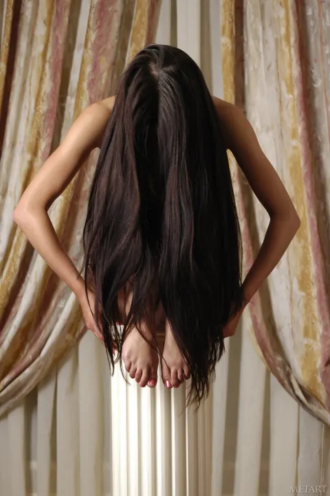 Brunette Strikes Glamour Poses in a Gallery – photo 14 of 21