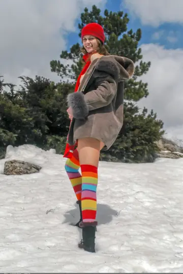 Nika R – Slender Woman Strips Nude in the Snow