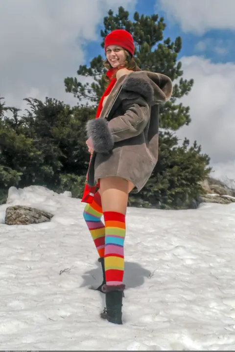 Nika R: Slender Woman Strips Nude in the Snow – photo 1 of 21
