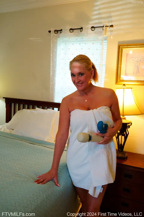Wendy Raine: Tattooed Blonde MILF with Big Tits Poses in Front of a Mirror – photo 19 of 21