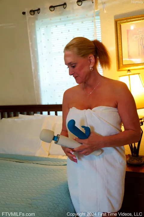 Wendy Raine: Tattooed Blonde MILF with Big Tits Poses in Front of a Mirror – photo 20 of 21