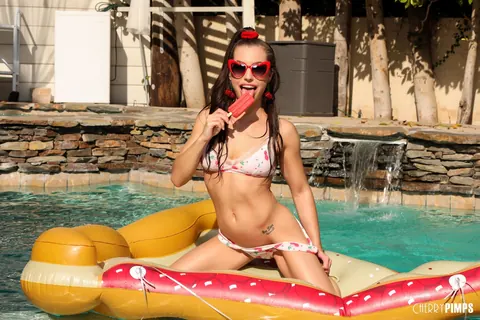 Spencer Bradley: Blonde in a Bikini and Glasses Gives Poolside Blowjob – photo 5 of 21