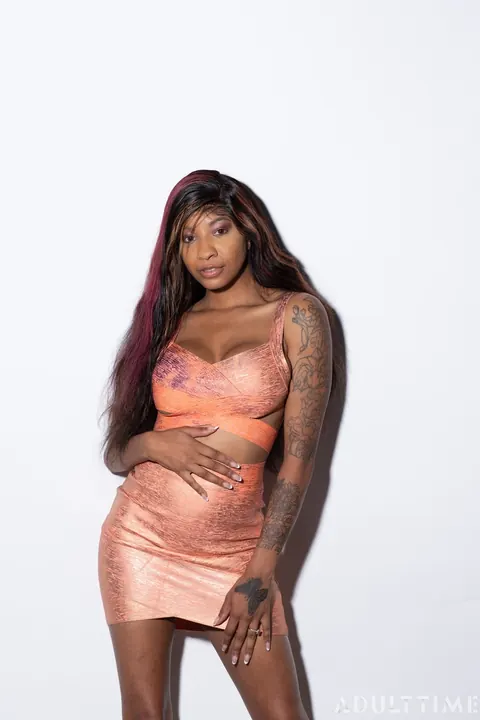 September Reign: Ebony MILF in a Skirt Fingers Herself and Spreads Wide – photo 2 of 21