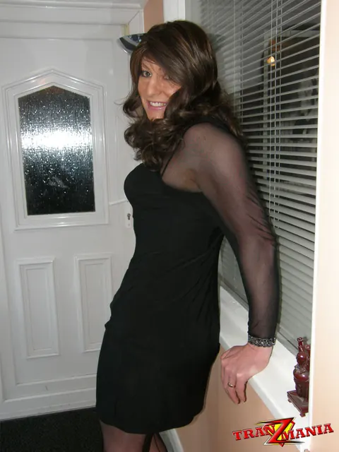 Trans Woman Slips Out of Her Clothes and Poses Fully Nude – photo 10 of 15
