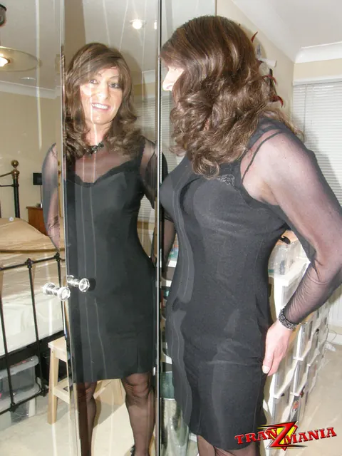 Trans Woman Slips Out of Her Clothes and Poses Fully Nude – photo 8 of 15