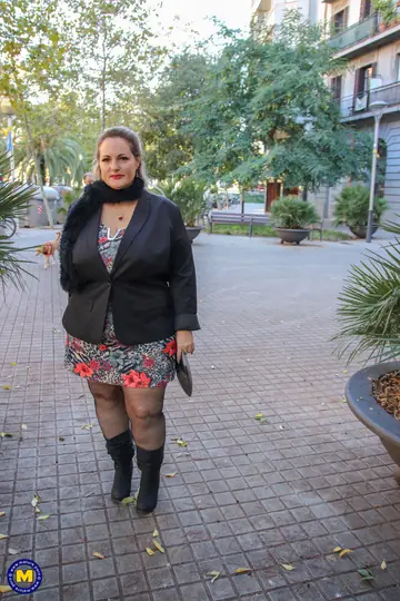 Sophia Lola – Curvy Mature Blonde Reveals Her Big Tits Outdoors