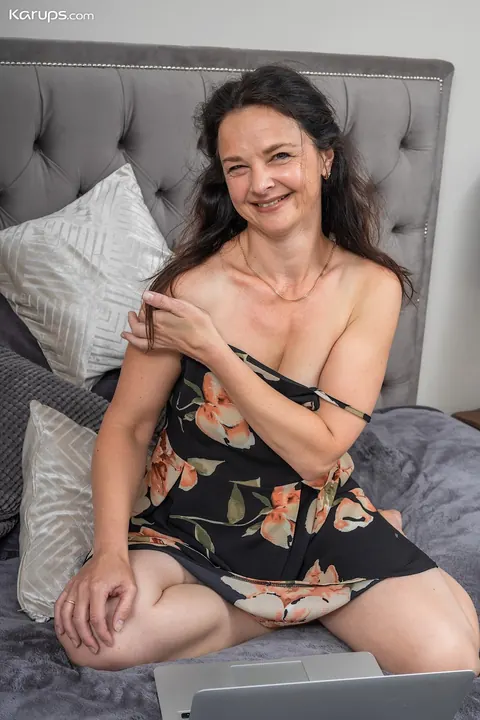 Anette Harper: Thick Mature Brunette Undresses and Spreads Her Shaved Pussy on the Bed – photo 4 of 18