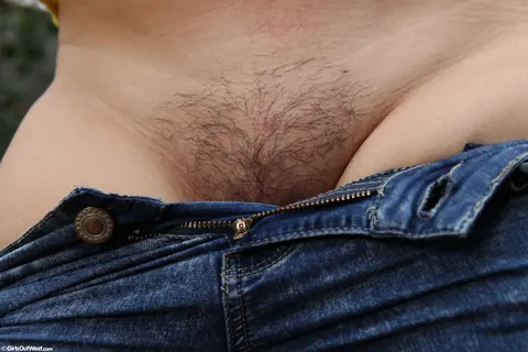 Busty Australian Uses a Toy Outdoors – photo 4 of 17