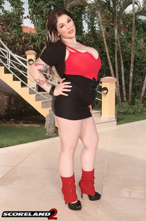 Dors Feline: Thick British MILF Flaunts Her Huge Ass and Big Tits Outdoors – photo 4 of 16