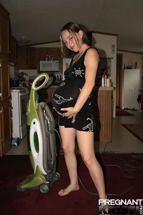 Thick Pregnant Brunette Masturbates with Vacuum Attachment – photo 1 of 16
